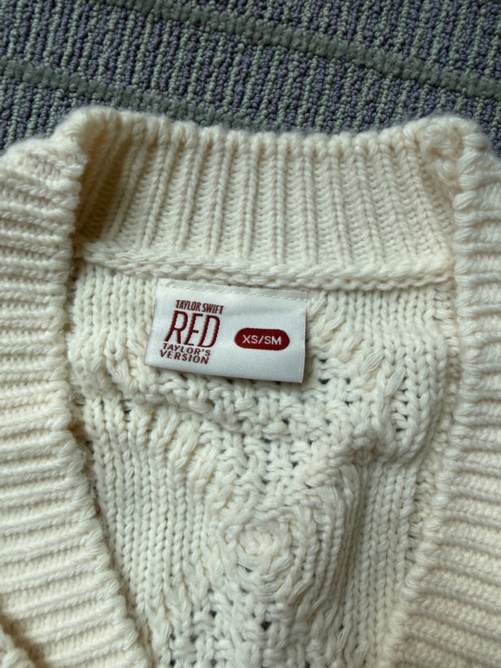 Taylor Swift Red TV cardigan star patches authentic XS/s 🎾 - Picture 4 of 5